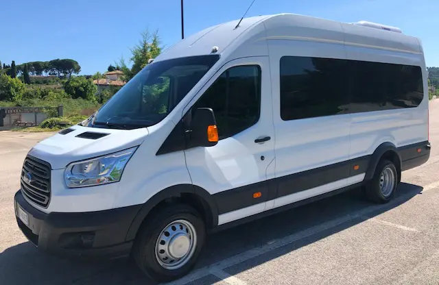 รถโค้ชพร้อมคนขับในอิตาลี Ford Transit  17 ที่นั่ง ให้เช่าในอิตาลี