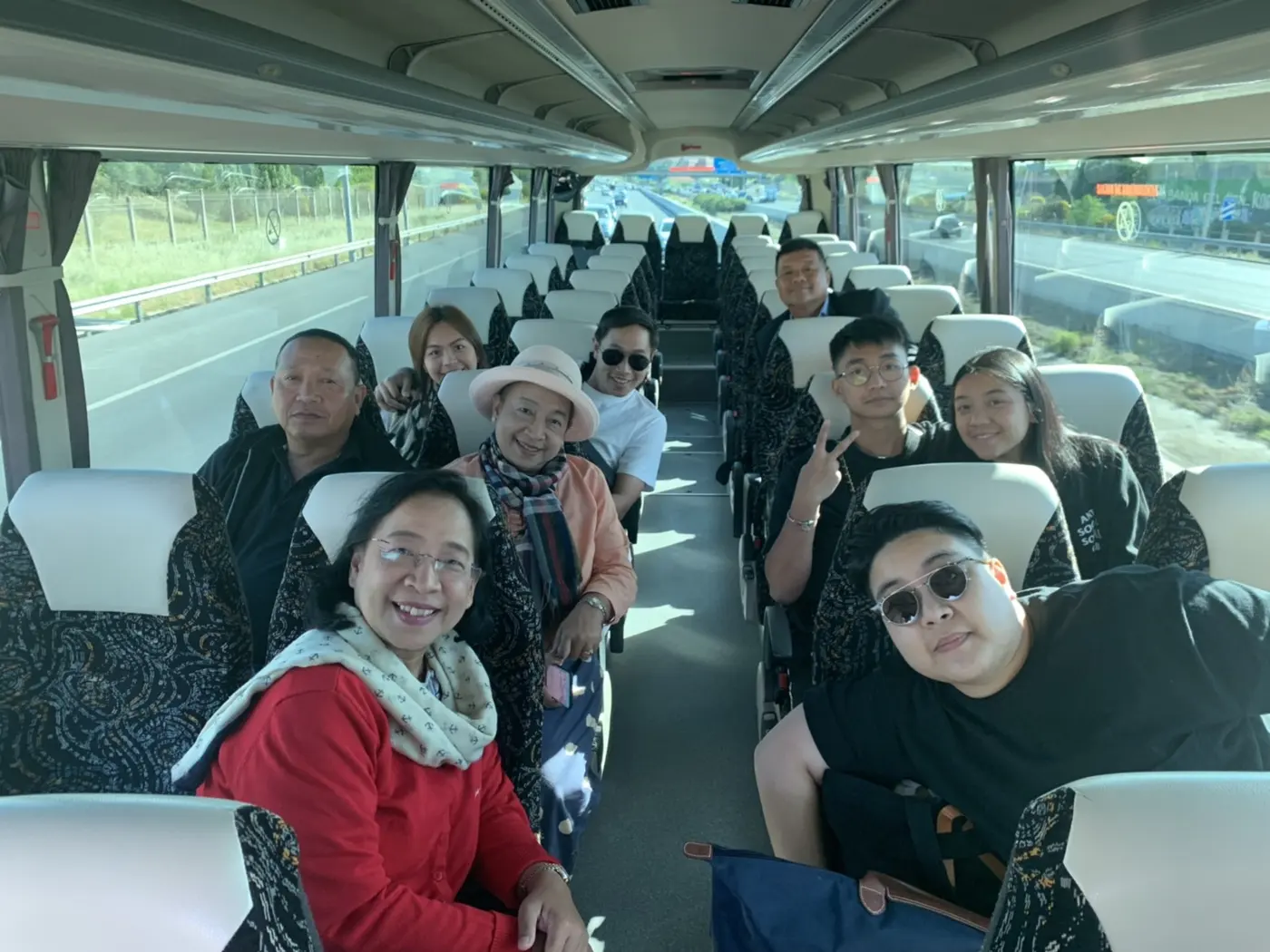 รถโค้ชพร้อมคนขับในมาดริด / สเปน Microbus 16 ที่นั่ง ให้เช่าในสเปน
