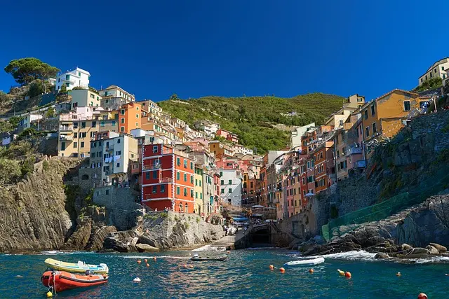 หริ่นแนะนำตารางเรือ เมืองห้าอ่าว  (Cinque Terre) อิตาลี