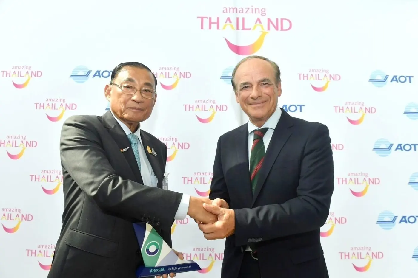 “เสริมศักดิ์” ต้อนรับ นทท.บินตรงจากสเปน เที่ยวบินปฐมฤกษ์ มาดริด-กรุงเทพฯ