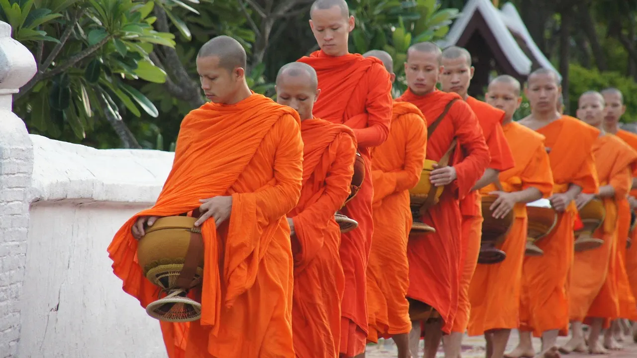 พระสงฆ์ออกบิณฑบาต ตักบาตรข้าวเหนียวยามเช้าที่หลวงพระบาง