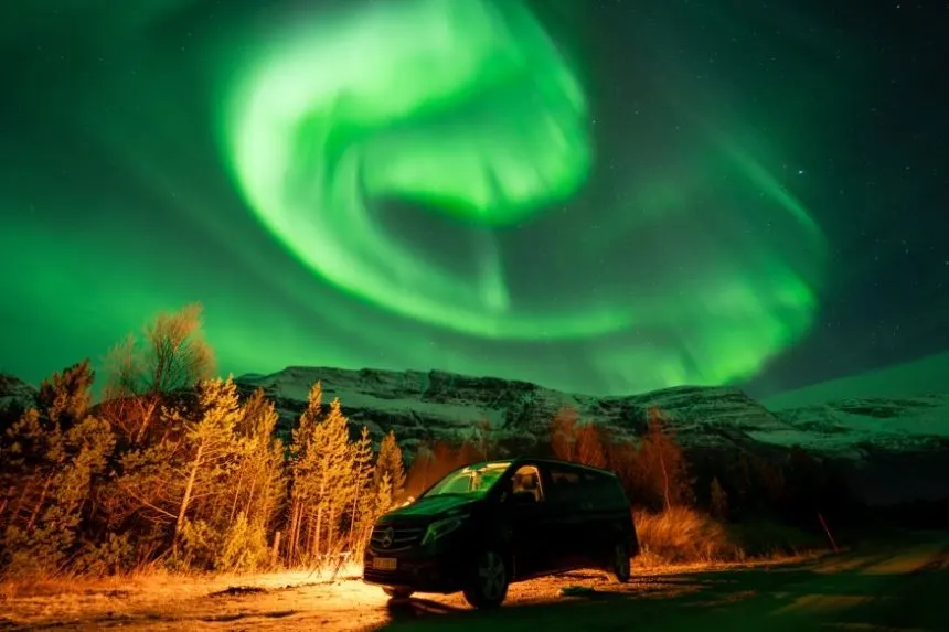 ล่าแสงเหนือส่วนตัว Exclusive Private Northern Lights Tour รถ Mercedes 9 ที่นั่ง