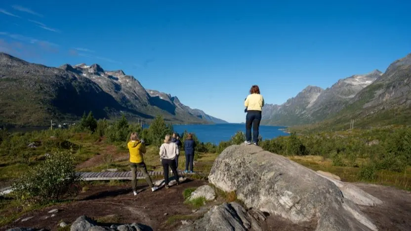 ทริปฟยอร์ด Sommarøy กับผู้ประสานงานท้องถิ่น เดินขึ้น Ørnfløya พร้อมรูปถ่าย