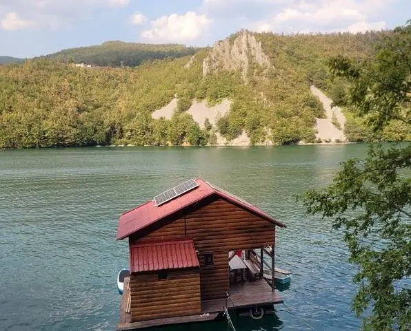 รีวิวเที่ยวอุทยานแห่งชาติทาร่า ประเทศเซอร์เบีย พักผ่อนที่บ้านแพกลางน้ำ Splav Tirkiz