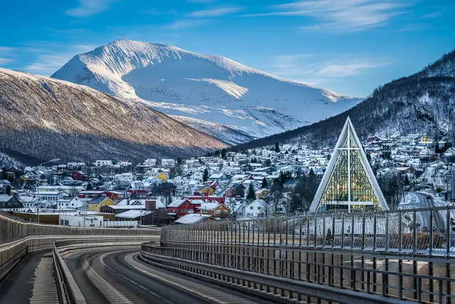 เดินเมืองล่าสมบัติ + โบสถ์ Arctic Cathedral ทรอมโซ ทัวร์บ่าย