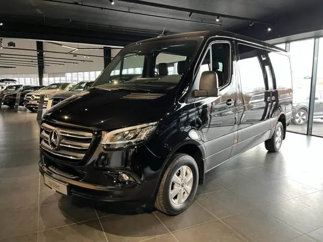 ท่องเที่ยวไอซ์แลนด์แบบเหนือระดับ กับบริการรถโค้ช VIP Mercedes-Benz Sprinter 8 ที่นั่ง (หลังคาสูง) พร้อมคนขับจาก SEE YOU AGAIN