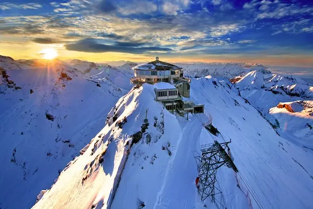 หริ่นรีวิว วิธีซื้อตั๋วและเดินทางไป Schilthorn - Piz Gloria จาก Lauterbrunnen ตะลุยยอดเขาเจมส์บอนด์ 007