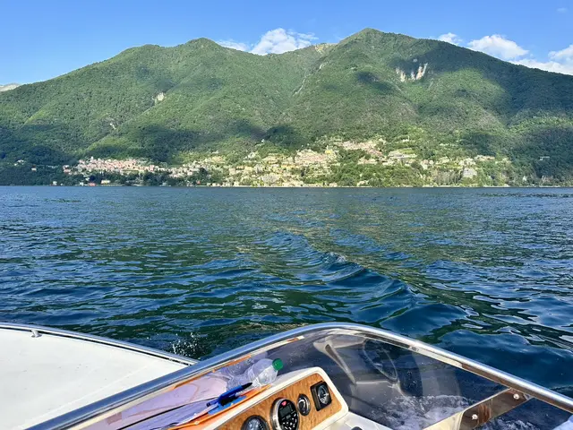 รับจองล่องเรือแบบส่วนตัว เลคโคโม Lake Como