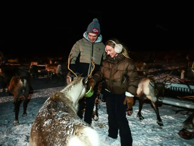 มื้อค่ำแคมป์เรนเดียร์ ลุ้นแสงเหนือ Reindeer Dinner & Northern Lights