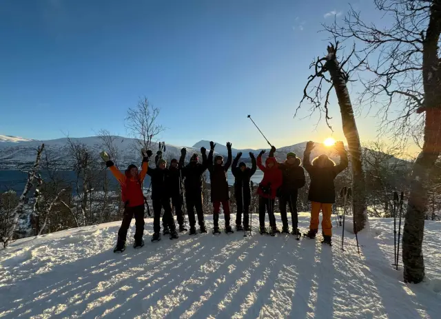 เดินลุยหิมะสั้นๆ ในป่าเกาะทรอมโซ Guided Snowshoe Trip on Tromsøya