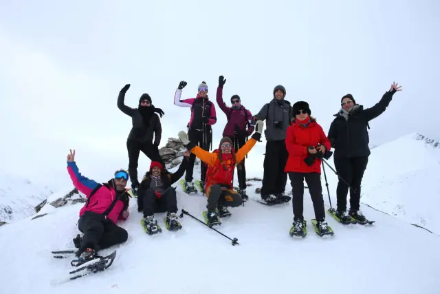 เดินสโนว์ชูขึ้นเขาชมวิว Kvaløya กับผู้ประสานงาน Tromsø Outdoor กรุ๊ปเล็ก