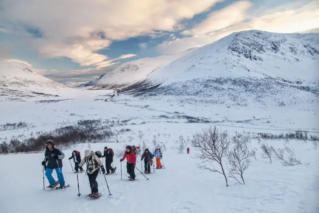 เดินสโนว์ชูขึ้นเขาชมวิว Kvaløya กับผู้ประสานงาน Tromsø Outdoor กรุ๊ปเล็ก