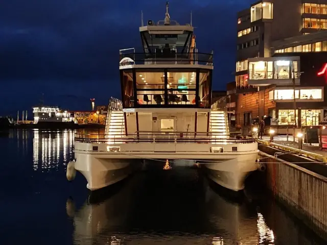 ล่องเรือดินเนอร์ลุ้นแสงเหนือ Aurora Dinner Cruise เรือไฮบริดไฟฟ้า Brim Explorer