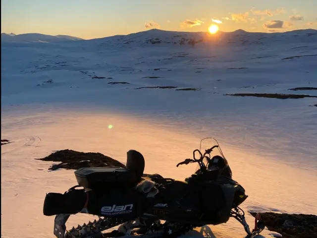 ขับสโนว์โมบิลยามค่ำ Evening Snowmobile Safari ที่แคมป์ Hatteng ลุ้นแสงเหนือ