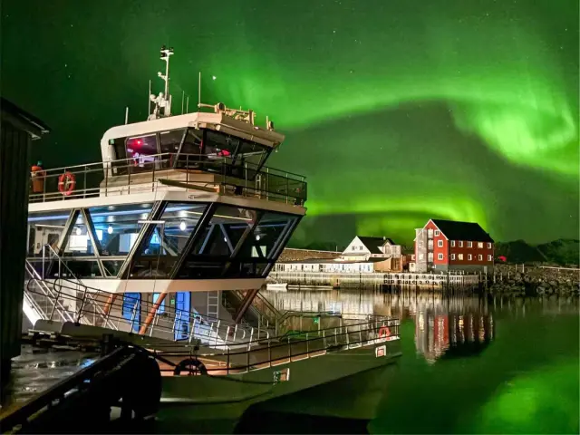 ล่องเรือไฟฟ้าชมแสงเหนือ Brim Explorer Electric Northern Lights Cruise