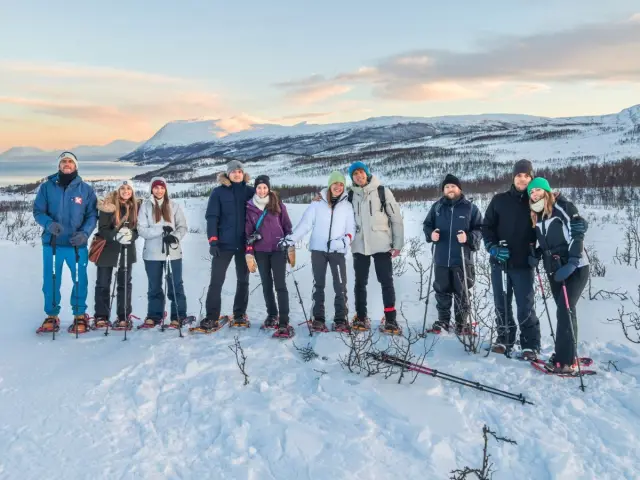 เดินลุยหิมะกับเรนเดียร์ Snowshoeing with Reindeer ป้อนอาหารและอาหารร้อนในกัมเม