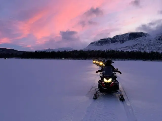 ขับสโนว์โมบิลรอบบ่ายที่หุบเขา Skibotn Afternoon Snowmobile Tour จากทรอมโซ