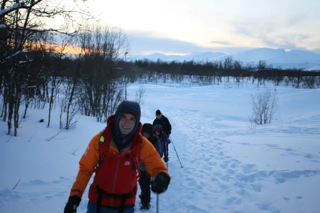 เดินลุยหิมะ เล่นเลื่อน และผิงกองไฟ Snowshoe Trip with a Campfire ช่วงเมษายน