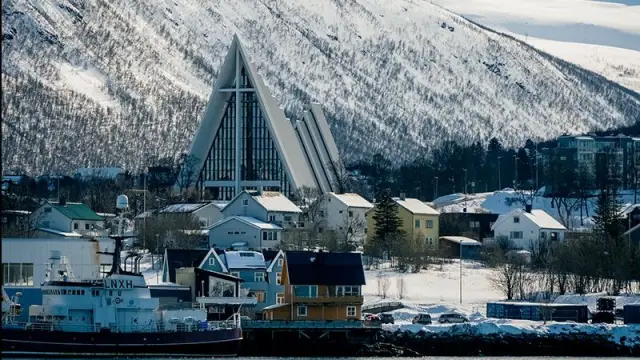 เดินชมเมืองทรอมโซกลุ่มเล็ก Tromsø City Walk รวมบัตร Polar Museum
