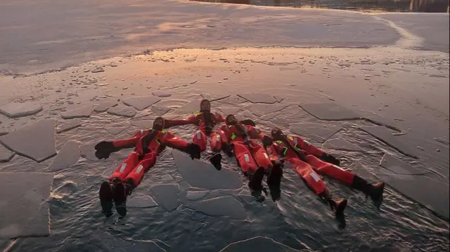 ลอยตัวกลางฟยอร์ดอาร์กติก Arctic Fjord Floating ที่ Kaldfjord