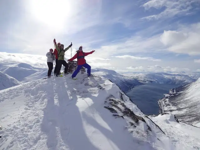 เดินสโนว์ชูขึ้นเขาชมวิว Kvaløya กับผู้ประสานงาน Tromsø Outdoor กรุ๊ปเล็ก