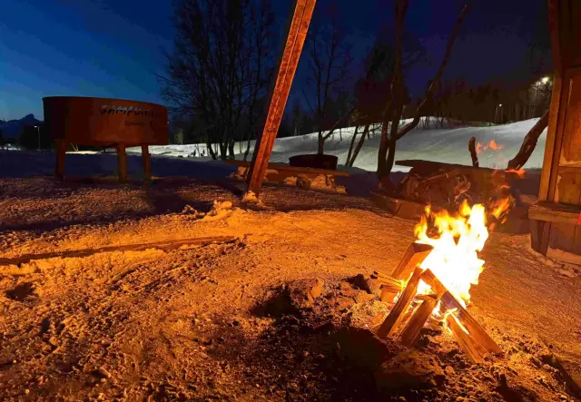 เดินลุยหิมะ เล่นเลื่อน และผิงกองไฟ Snowshoe Trip with a Campfire ช่วงเมษายน