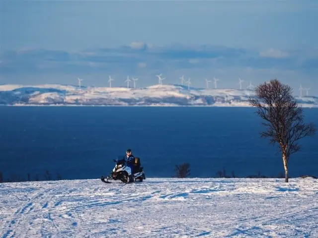 สโนว์โมบิลรอบกลางวันที่ลิงเงน Midday Snowmobile Safari จาก XLyngen Resort