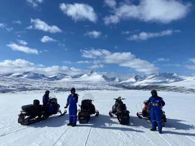 สโนว์โมบิลซาฟารี 20 กม. Snowmobile Safari จากฐาน Hatteng