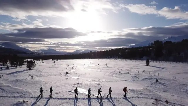 เดินลุยหิมะง่ายๆ ที่มาลังเงน แวะคาเฟ่ท้องถิ่น Snowshoeing with Local Cafe