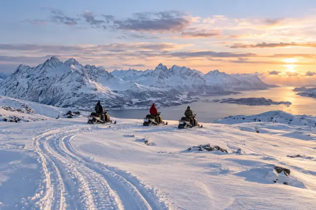 ขี่สโนว์โมบิลในเทือกเขาลิงเงน พร้อมรถรับส่งจากทรอมโซ Snowmobile Tour in the Lyngen Alps with Transfer from Tromsø