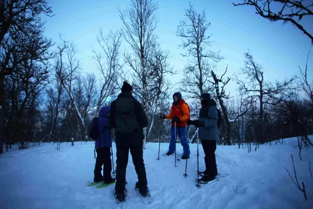 เดินลุยหิมะ เล่นเลื่อน และผิงกองไฟ Snowshoe Trip with a Campfire ช่วงเมษายน