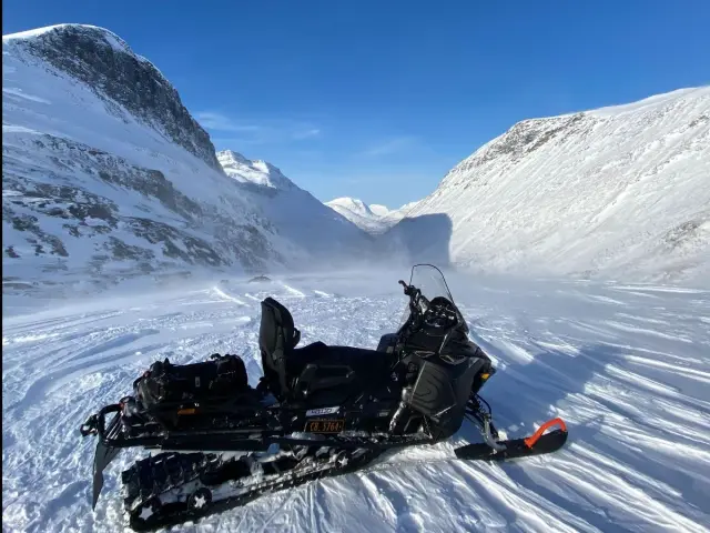 สโนว์โมบิลซาฟารี 20 กม. Snowmobile Safari จากฐาน Hatteng