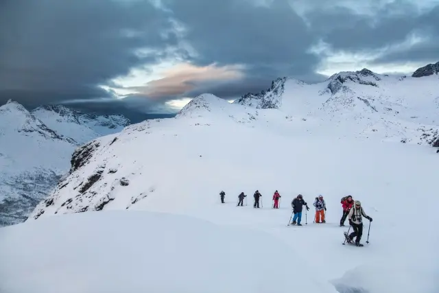 เดินสโนว์ชูขึ้นเขาชมวิว Kvaløya กับผู้ประสานงาน Tromsø Outdoor กรุ๊ปเล็ก
