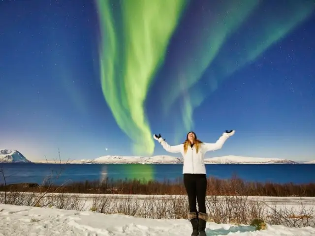 ล่าแสงเหนือมินิแวนกลุ่มไม่เกิน 8 คน Northern Lights Chase by Minivan