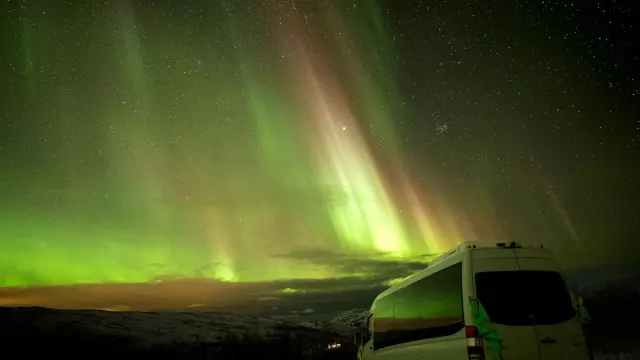 ล่าแสงเหนือกับผู้ประสานงานท้องถิ่น Northern Lights Tour with Local Guide and Photos