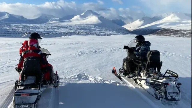 สโนว์โมบิลซาฟารี 20 กม. Snowmobile Safari จากฐาน Hatteng