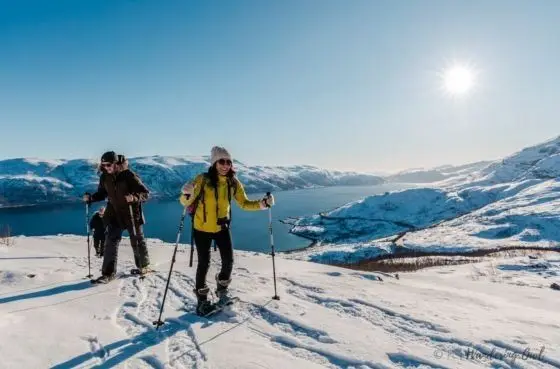 เดินลุยหิมะในป่าอาร์กติก Winter Snowshoeing in the Wilderness พร้อมแซนด์วิช
