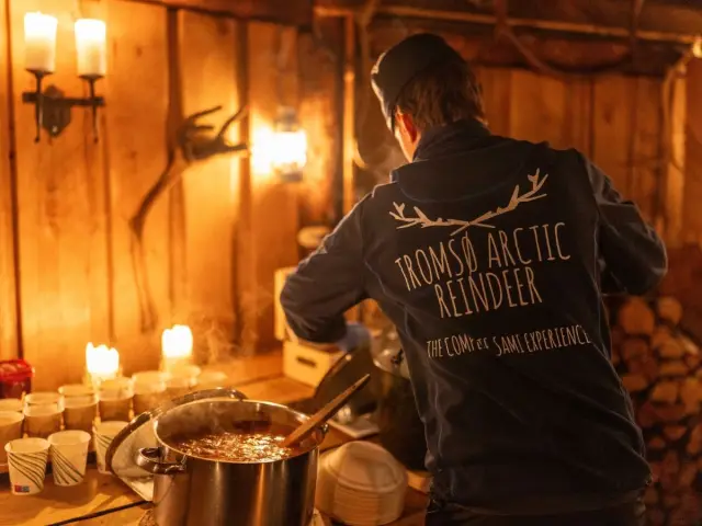 มื้อค่ำแคมป์เรนเดียร์ ลุ้นแสงเหนือ Reindeer Dinner & Northern Lights