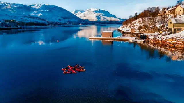 ลอยตัวกลางฟยอร์ดอาร์กติก Arctic Fjord Floating ที่ Kaldfjord