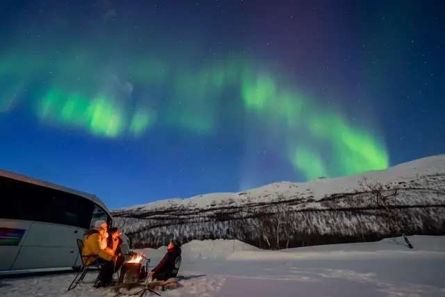 ล่าแสงเหนือมินิบัสมีกล้องส่องฟ้า Northern Lights Chase by Minibus