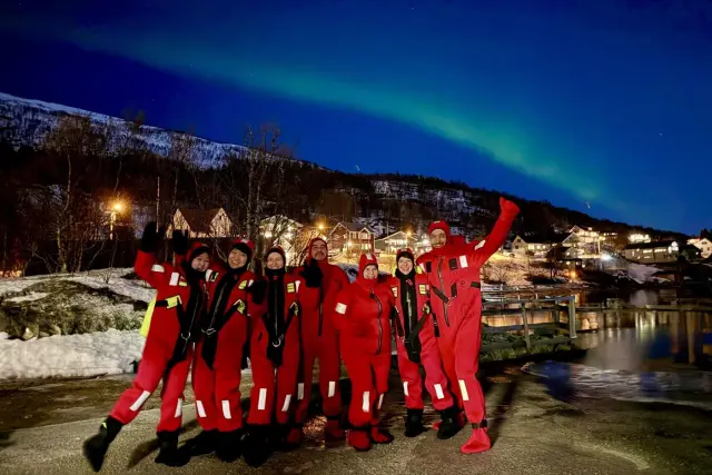 ลอยตัวกลางฟยอร์ดอาร์กติก Arctic Fjord Floating ที่ Kaldfjord