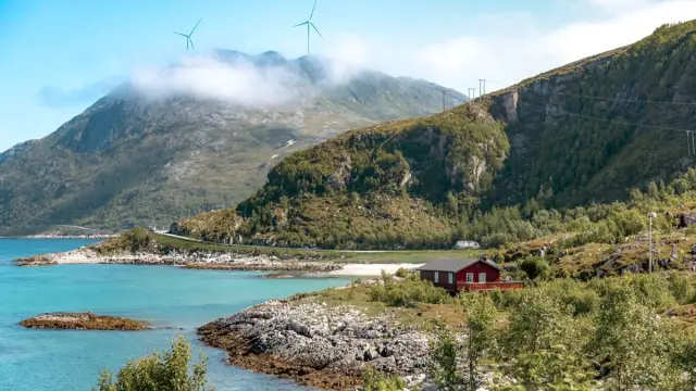 เที่ยวซอมมาร์รอยทั้งวันด้วยรถ Mercedes Sprinter Sommarøy Arctic Day Trip