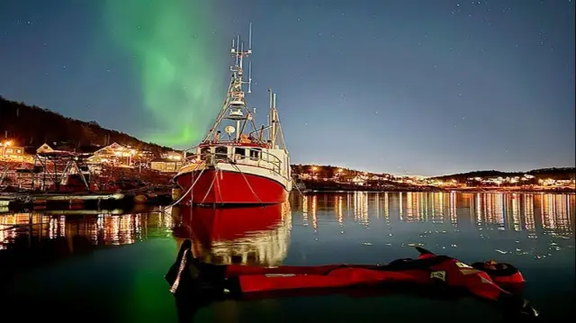 ลอยตัวกลางฟยอร์ดอาร์กติก Arctic Fjord Floating ที่ Kaldfjord