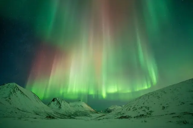 ล่าแสงเหนือส่วนตัว Exclusive Private Northern Lights Tour รถ Mercedes 9 ที่นั่ง