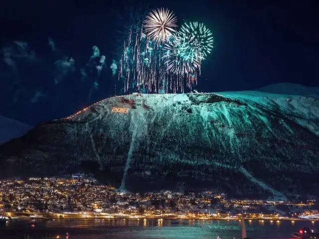 ล่องเรือคืนส่งท้ายปี ชมพลุกลางฟยอร์ด Tromsø New Year’s Eve Cruise เรือไฮบริด