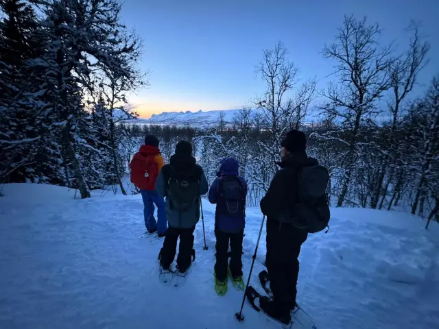 เดินลุยหิมะ เล่นเลื่อน และผิงกองไฟ Snowshoe Trip with a Campfire ช่วงเมษายน