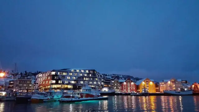 เดินเที่ยวเมืองเก่าทรอมโซ Essential Tromsø Historic City Walk