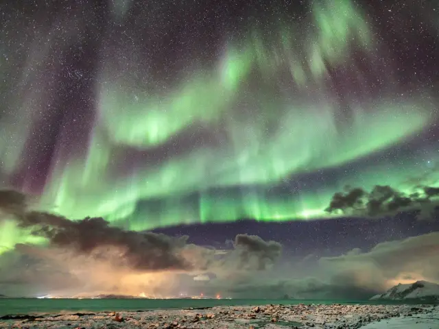 สโนว์โมบิลล่าแสงเหนือยามค่ำ Northern Lights Snowmobile ที่ XLyngen