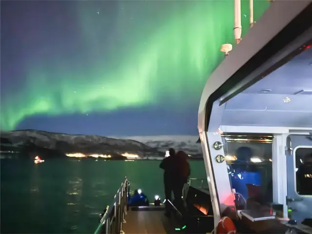 ล่องเรือไฟฟ้าชมแสงเหนือ Brim Explorer Electric Northern Lights Cruise