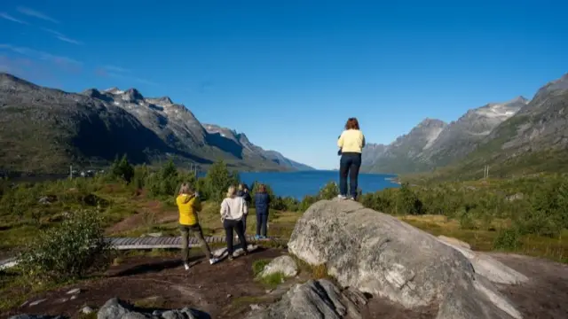 ทริปฟยอร์ด Sommarøy กับผู้ประสานงานท้องถิ่น เดินขึ้น Ørnfløya พร้อมรูปถ่าย